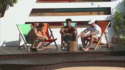‐No, you got
feelings for her.
‐No, I actually... - Love Island