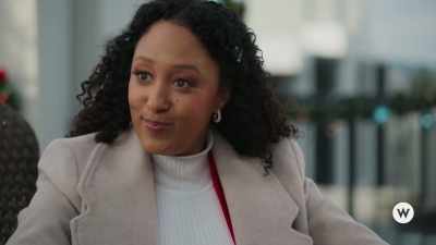 No, I convinced her that
you were super slammed - Inventing the Christmas Prince