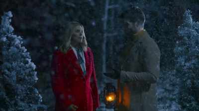 - No, I like that.
- Yeah. - Designing Christmas with You