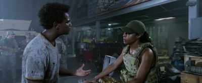 No. I need you to stay here. - War of the Worlds: Annihilation