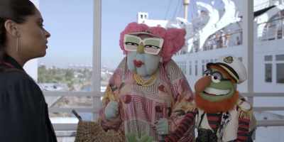 - No, I'm here to convince you to stay.
- What? - The Muppets Mayhem