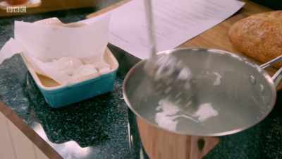 No, it's cracked. Oh, no. - Britain's Best Home Cook