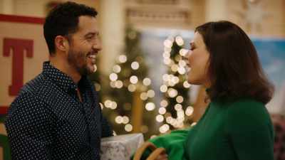 - No, it's my fault.
(chuckles) - Mom's Christmas Boyfriend