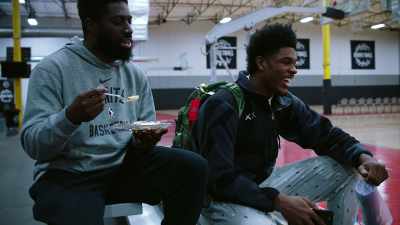 - No, you just hold it up.
- Oh, my gosh. - Destination NBA: A G League Odyssey