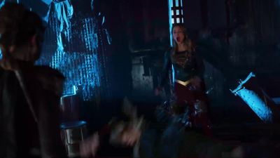 - No! Leslie.
- Leave her! - Supergirl