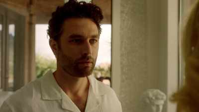 - No lo seas. [salpicaduras de agua] - Couples Retreat Murder