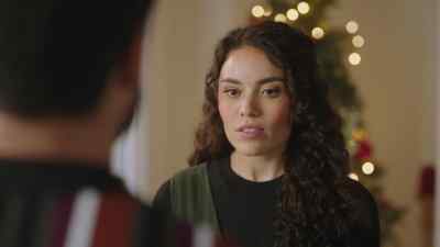 No, no, just... come
to the community kitchen. - Unwrapping Christmas: Mia's Prince