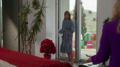 No, no, no.
Leave it open a crack - Ladies of the '80s: A Divas Christmas