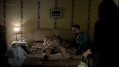 No... No.
What's up? Tell me what to do. - Call the Midwife
