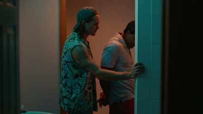 - No, no... You know.
(grunts) - Moonshine