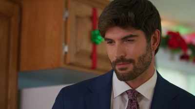 - No one else since?
- Oh, couple dates here and there. - Operation Mistletoe