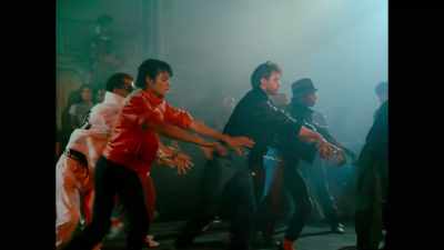 ♪ No one wants to be
defeated, Lord ♪ - Thriller 40