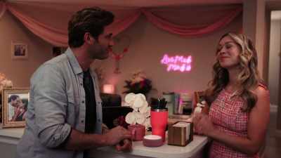 - No, really, I'd love to.
- Please. I've got you. - Valentine's Town