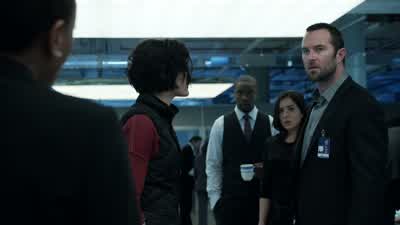 No, stay in the car. - Blindspot