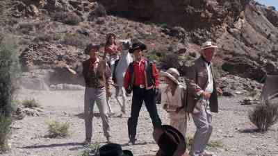 No, that's no good.
Let's chase him on horseback. - The Valley of Gwangi