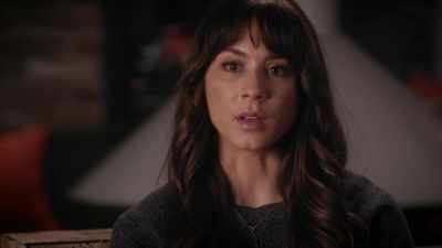 Nobody here is gonna
let you do this by yourself. - Pretty Little Liars