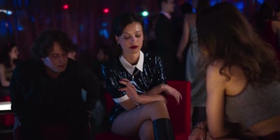 Non si ferma, continua a girare,
più velocemente e ancora e ancora. - Hard Feelings
