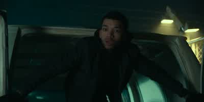 Nope. No! -- Lift. -Support the head. -Yeah. Okay. Yeah. - Jurassic World: Dominion