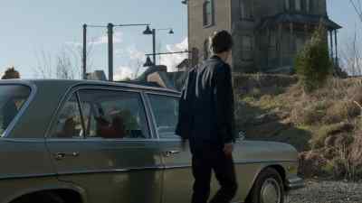 Norman, go up to the house.
I'll be right there. - Bates Motel