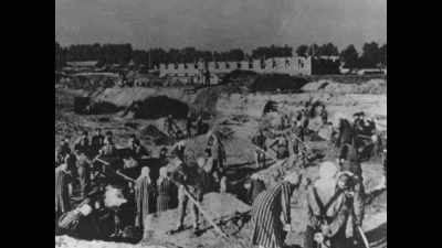 Nos esperaba una sorpresa muy desagradable. - The Tattooist’s Son: Journey to Auschwitz
