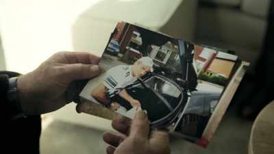 - Not a guy that you'd normally
find in this location. - Ross Kemp: Mafia and Britain