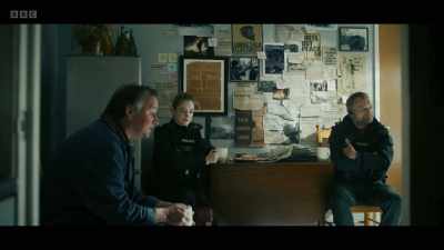 Not much to see over at that
aul' Palace, all the same. - Blue Lights