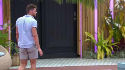 NOT SOMETHING THAT I WAG FOR BUT
HE HAS THIS ALMOST THIS LIKE - Love Island