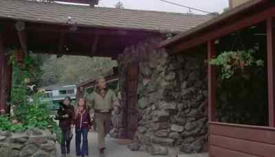 Not too many people around, are there? - Escape to Witch Mountain