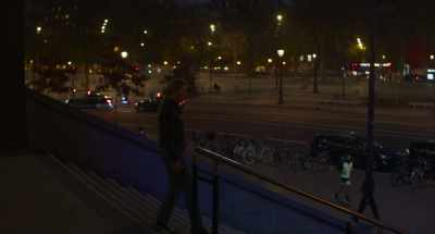 Nothing, I...
Sara said you remember tiny details. - Revoir Paris