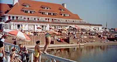 Nous aurons bien le temps
d'aller sur la plage. - Doctor at Large
