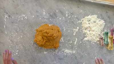 - Now we are going to just dust the top. - Selena + Chef