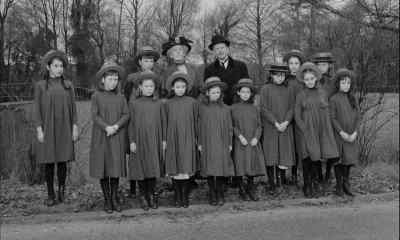 Now, children, here they come. - A Night to Remember