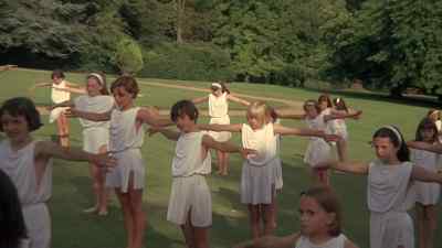 Now we do that again,
arms up and goes down. - Isadora