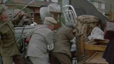 Now, don't fire till I give the order. - Dad's Army