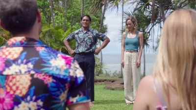 Now, first we start
with the feet. - Romance in Hawaii