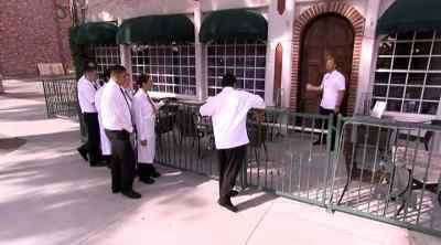 Now get in here, Chef
Michel, with your team, - Kitchen Nightmares