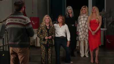 Now, go get her. - Ladies of the '80s: A Divas Christmas