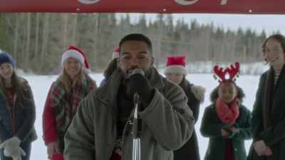 Now we have five more
brave contestants competing - Meeting Mr. Christmas