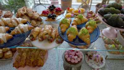 Now, I have to know
how she's making these pastries - Evolving Vegan