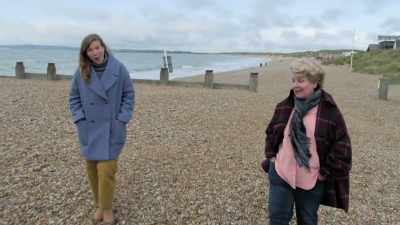 -- Now, I have rented us
quite a lovely pad. - Extraordinary Escapes with Sandi Toksvig