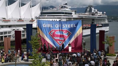 Now, I know you all
didn't come here to see me. - Supergirl
