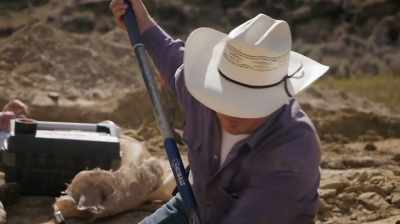 NOW INSTEAD OF HAND DIGGING
EVERYTHING FOR DAYS AND DAYS, - Dino Hunters
