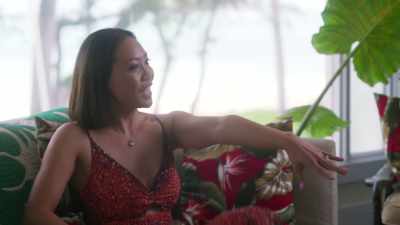 Now, let's get your haole okole
up and over here. - Romance in Hawaii
