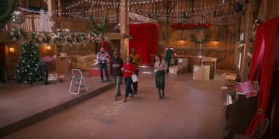 - Now Mona, we need to make
sure that all the decorations - Christmas with a Kiss