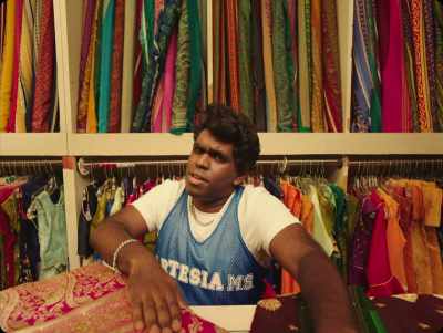 Now, this one, this is a really
nice Banarasi sari. - Four Samosas