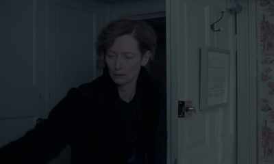 Now, you stay there.
Stay. Don't move. - The Eternal Daughter