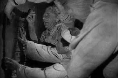 Now, take this. Get this in here. - Charlie Chan in Egypt