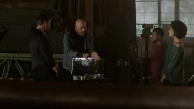 Now, these firearms are loaded, okay? - Die Hart