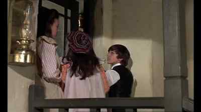 Now they'll come down. - The Railway Children