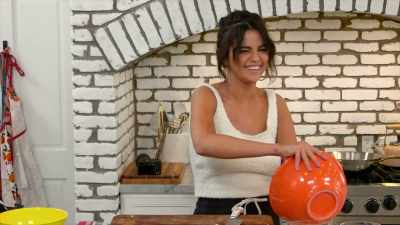 Now we're gonna cut the onion the same way - Selena + Chef